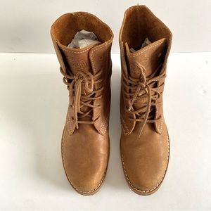 NWOT ROOTS Tribe Lace-Up Boots